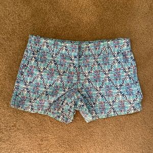 Adorable Vineyard Vines flat front summer shorts!